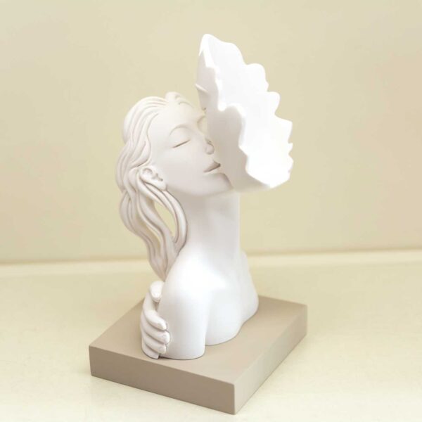 Scultura "Bacio" Base Nocciola